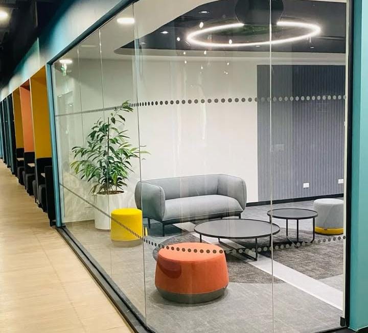 Equipo especializado en estructuras de aluminio y vidrio